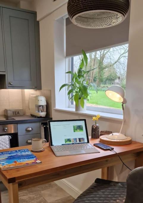 The Old Barn Annexe, Cosy Stay, Close Drive To City, Beach, South Downs & Goodwood Чичестер Экстерьер фото